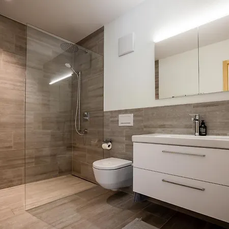 בית נופש Luxury With Mountain Views In דאבוס